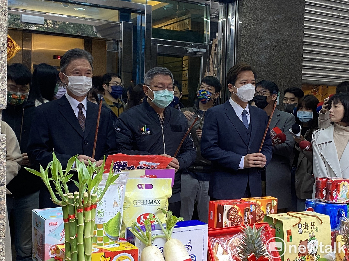 民眾黨主席柯文哲率領黨中央幹部新春團拜。 圖：周煊惠 / 攝