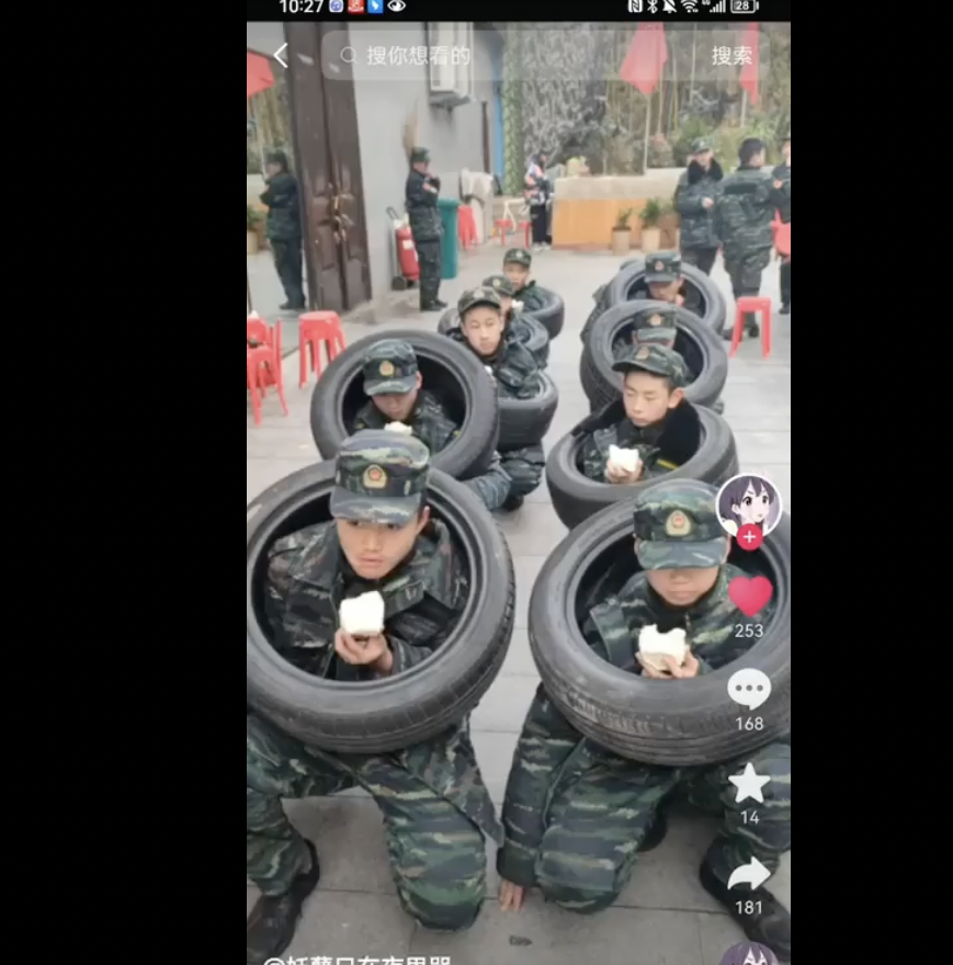 「雅聖思」教育基地爆出虐待學生後，一系列影像也隨之曝光，學生不僅吃飯時間受限，還可能隨時遭體罰。 圖：翻攝自@whyyoutouzhele Twitter