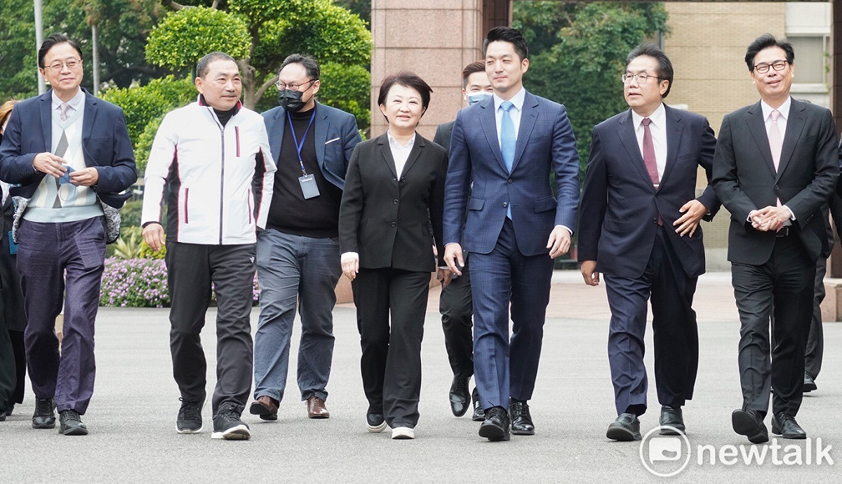 行政院長陳建仁與六都市長茶敘後，由行政院副院長鄭文燦陪同六都市長到行政院大樓前廣場接受聯訪。 圖：張良一/攝