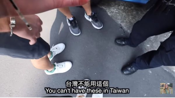 莫彩曦執行「手銬挑戰」時被警攔查。 圖：翻攝自莫彩曦YouTube頻道