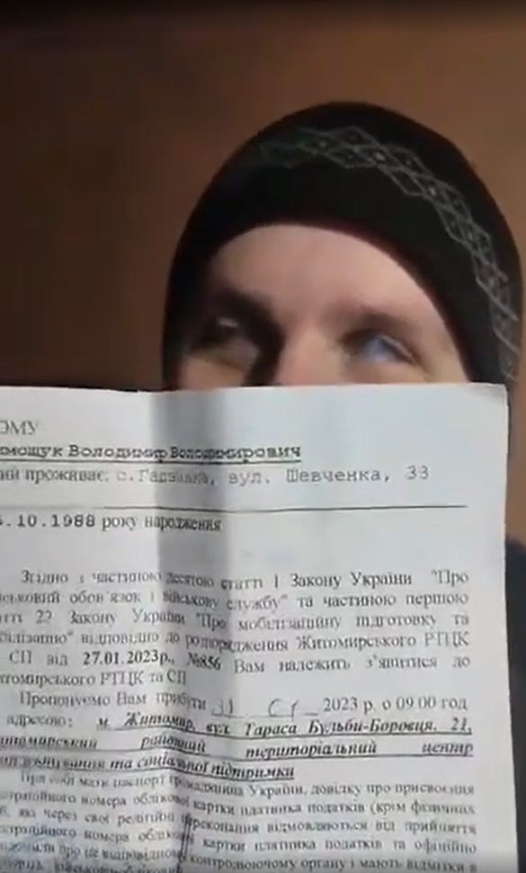 一名烏克蘭視障人士拍攝影片稱，自己被應徵入伍，若未至指定地點報到，恐將面臨牢獄之災。 圖:翻攝自鳳凰網