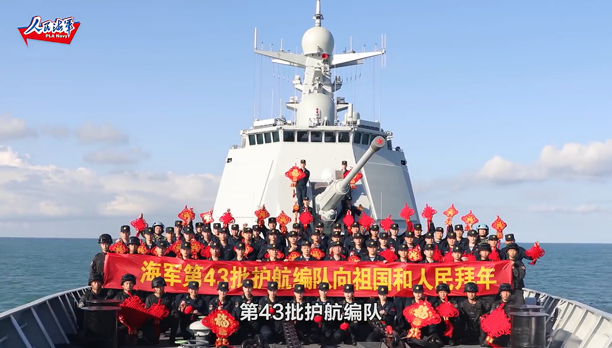 中國海軍拍攝拜年影片，畫面出現三艘航母，引發討論。 圖：翻攝自中國海軍微博