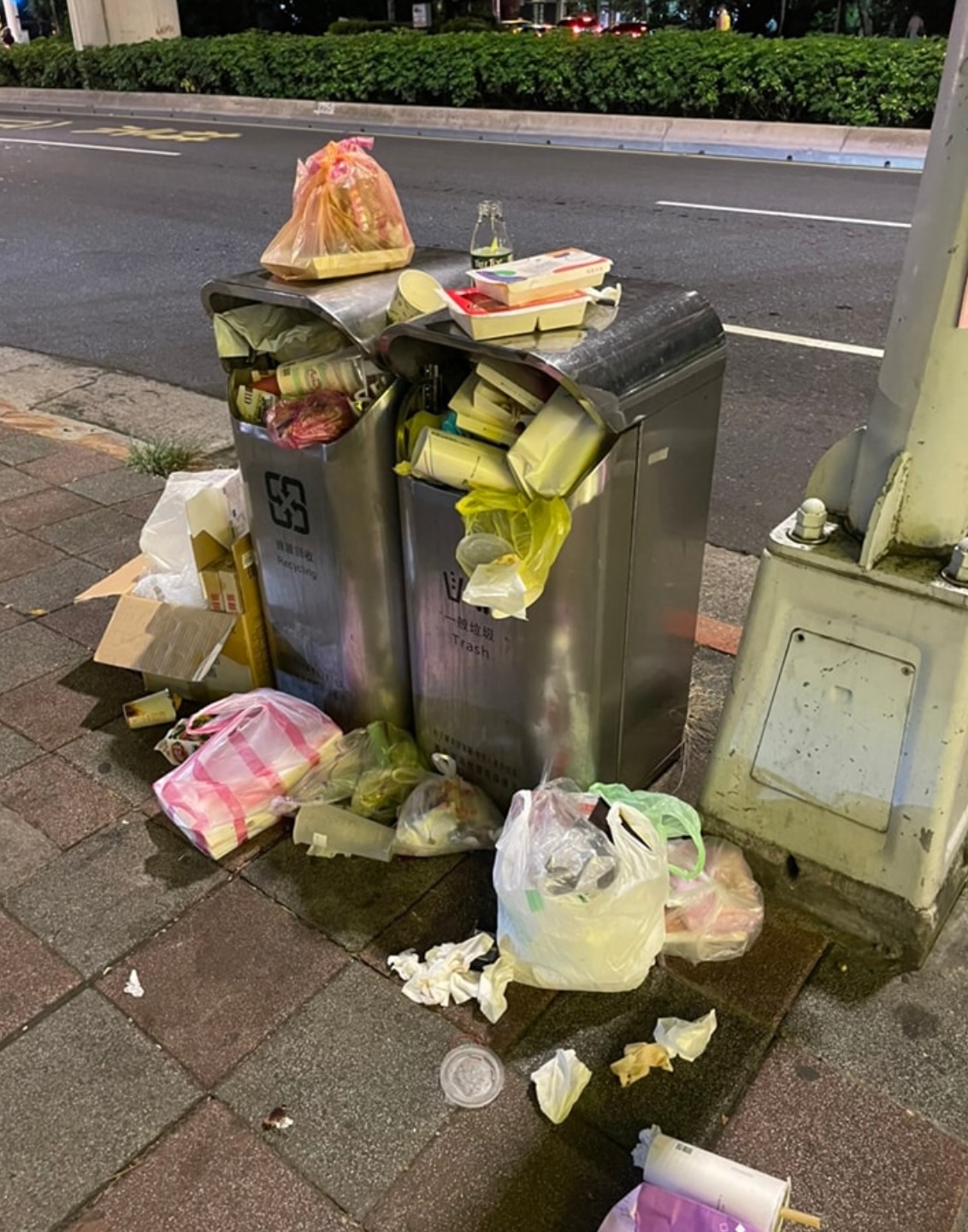 國民黨立委洪孟楷於臉書張貼台北市捷運站旁人行道垃圾桶爆滿的照片，肯定蔣市府擬增設人行道垃圾桶的方向。 圖：擷取自洪孟楷臉書