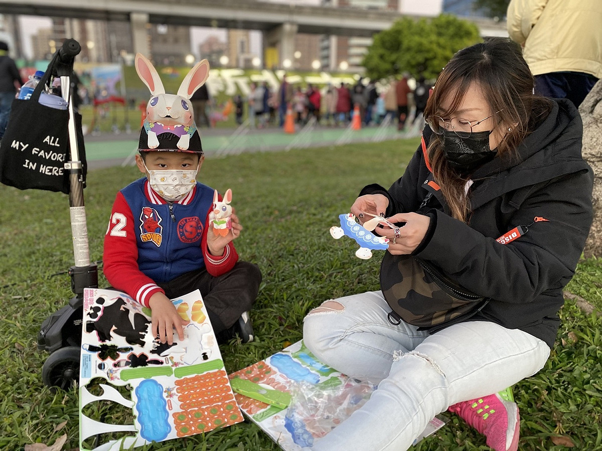 新北小提燈吸睛許多民眾直接在現場組裝提燈籠逛燈會。 圖：新北市民政局提供
