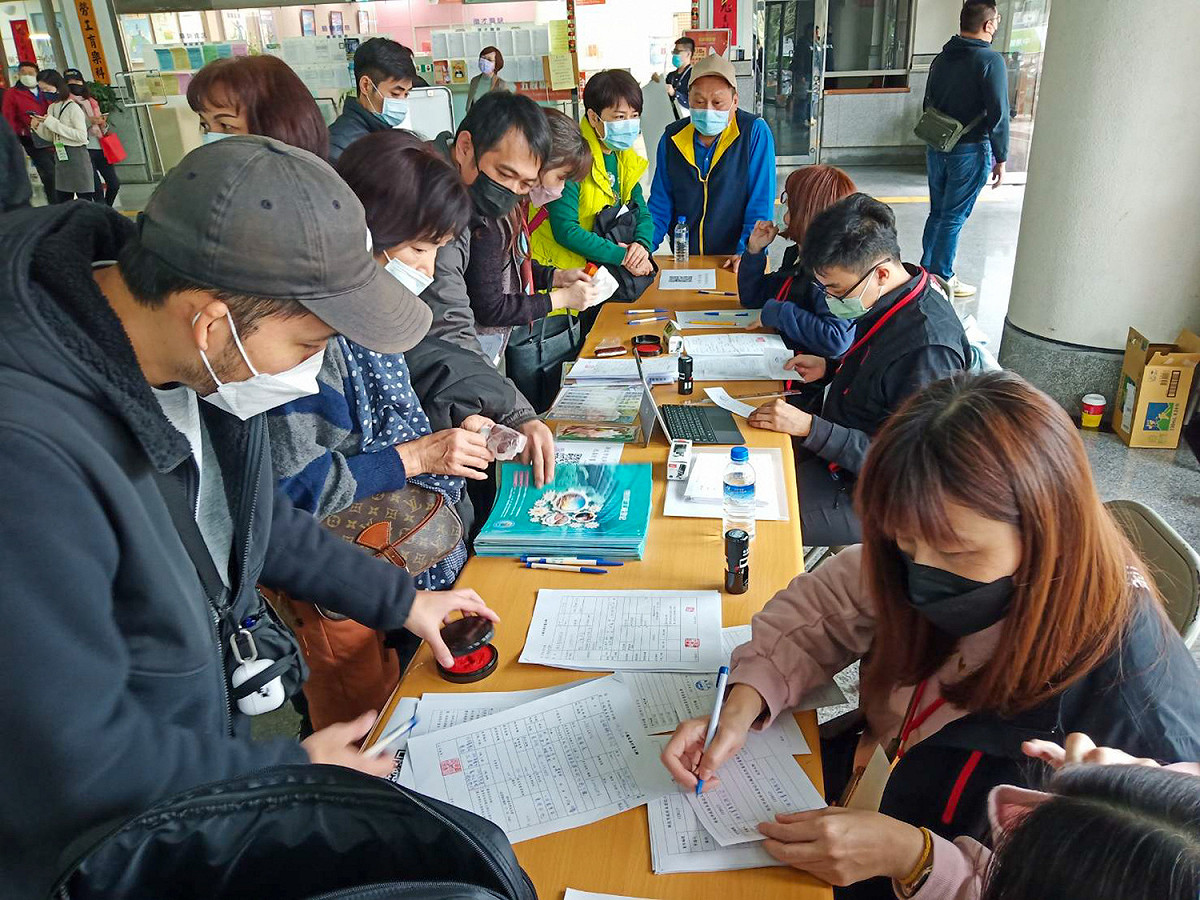 經發局與蘆洲、樹林、汐止、五股、淡水等5區區公所合作，增設「行動服務櫃檯」，提供諮詢協助。 圖：新北市經發局提供
