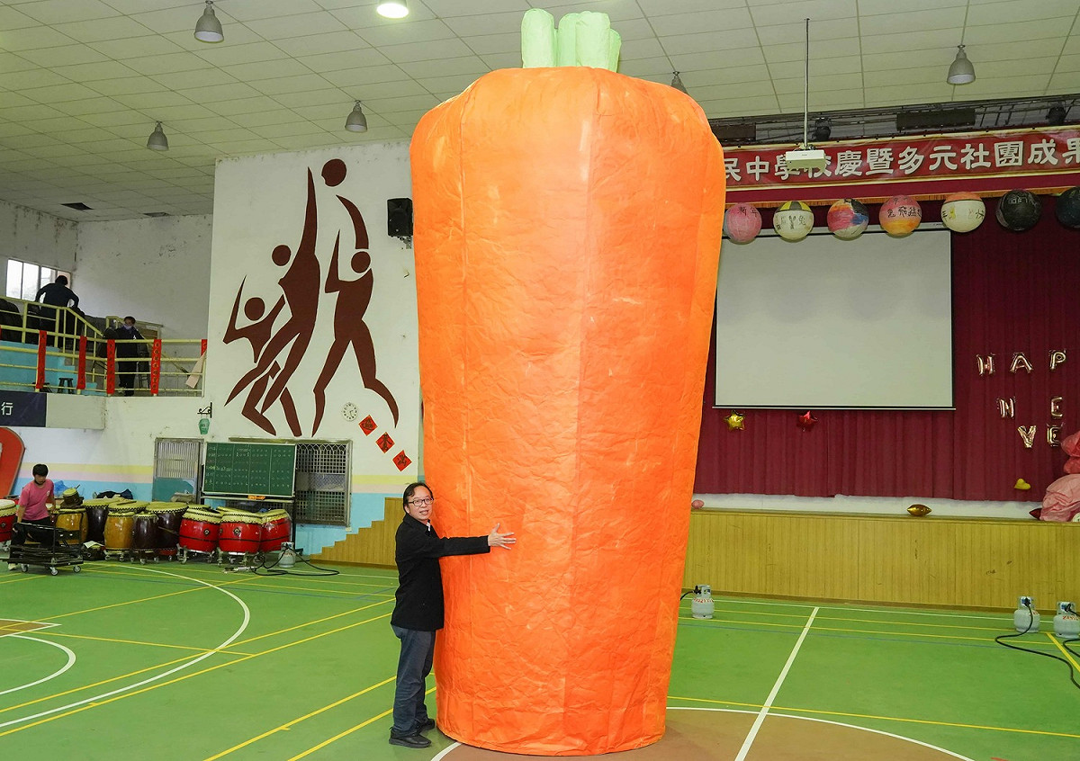 「好彩頭」造型主燈，以紅蘿蔔為設計概念，象徵好彩頭福運到。 圖：新北市觀旅局提供
