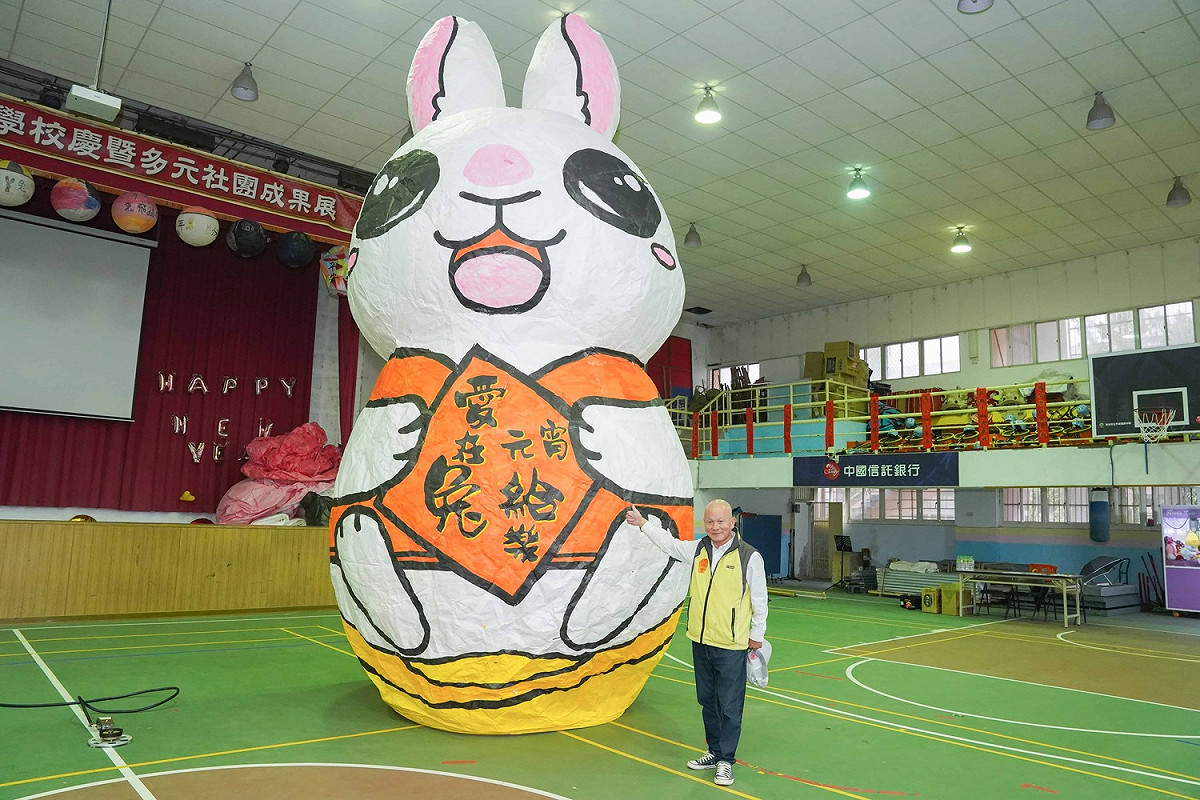 「好運萌兔」造型主燈身穿新春喜慶背心，手持春聯，象徵大吉大利。 圖：新北市觀旅局提供