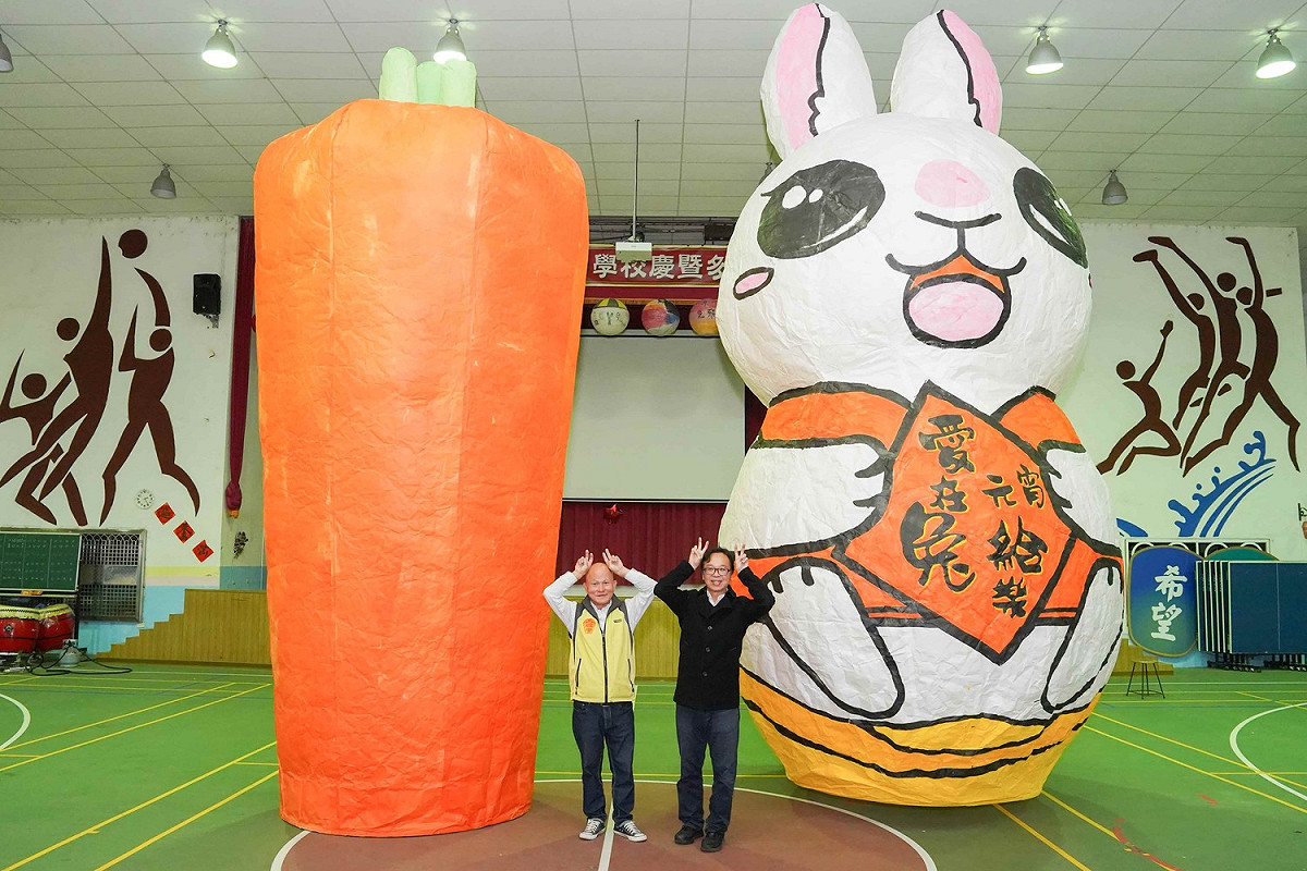 觀旅局長楊宗珉與天燈大師胡民樹共同揭開「好運萌兔」與「好彩頭」造型主燈。 圖：新北市觀旅局提供
