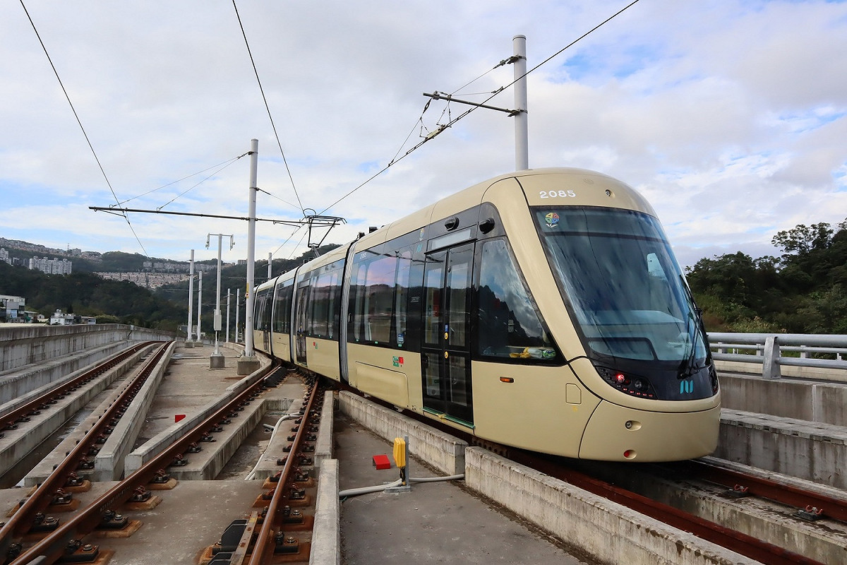 安坑輕軌列車進站。 圖：新北市捷運局提供