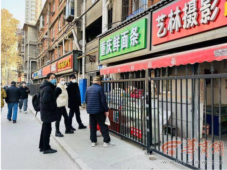 被鐵柵欄「焊死」在門口的商店僅能隔著柵欄跟市民交易。 圖:翻攝自華商網