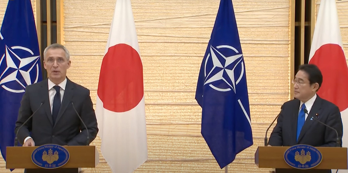北大西洋公約組織（NATO）秘書長史托騰柏格（Jens Stoltenberg）昨( 1 )日在日本慶應義塾大學進行演說，圖為北大西洋公約組織（NATO）秘書長史托騰柏格（Jens Stoltenberg）(左)與日本首相岸田文雄。 圖:翻攝自推特用戶Rosie Birchard