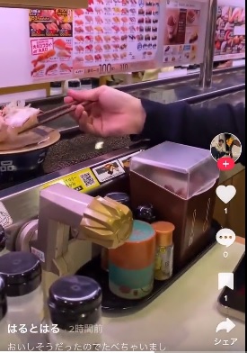 抖音惡作劇挑戰，迴轉壽司廊帶上一盤兩份的壽司，有人故意只拿一份。 圖:翻攝畫面