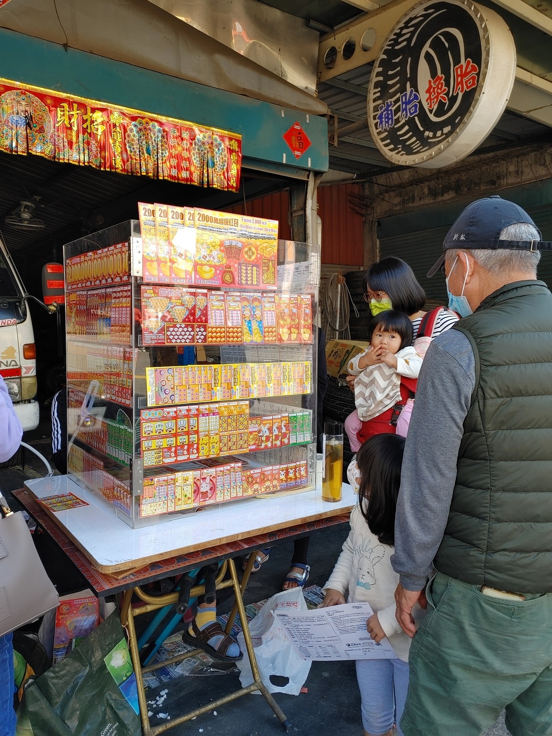 頭獎高達2000萬的「2000萬超級紅包」刮刮樂買氣旺，目前還有3名頭獎未開出。 圖：民眾／提供