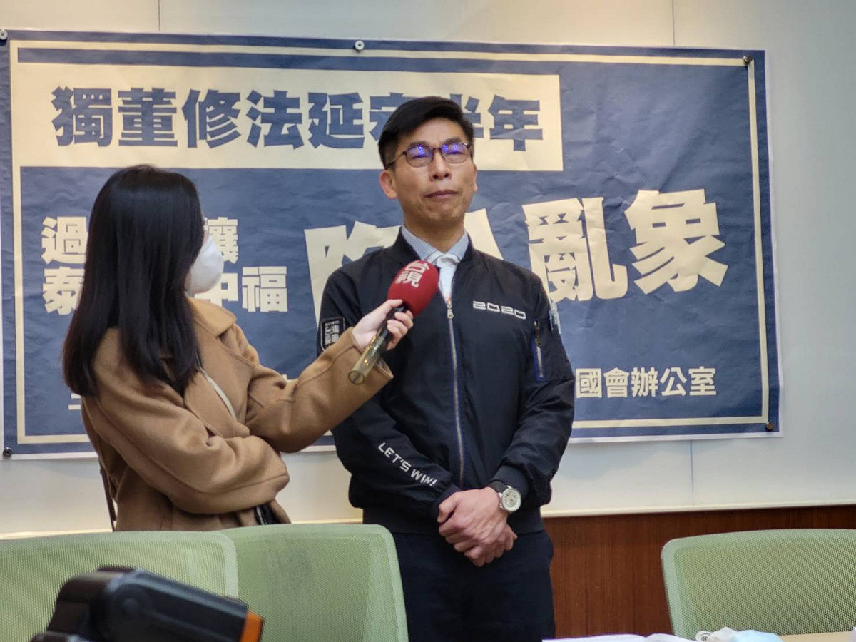 民進黨立委鍾佳濱（右）接受媒體訪問，提醒剛進來立法院的立委，少做膝蓋反應的立法倡議。 圖：陳佩君／攝