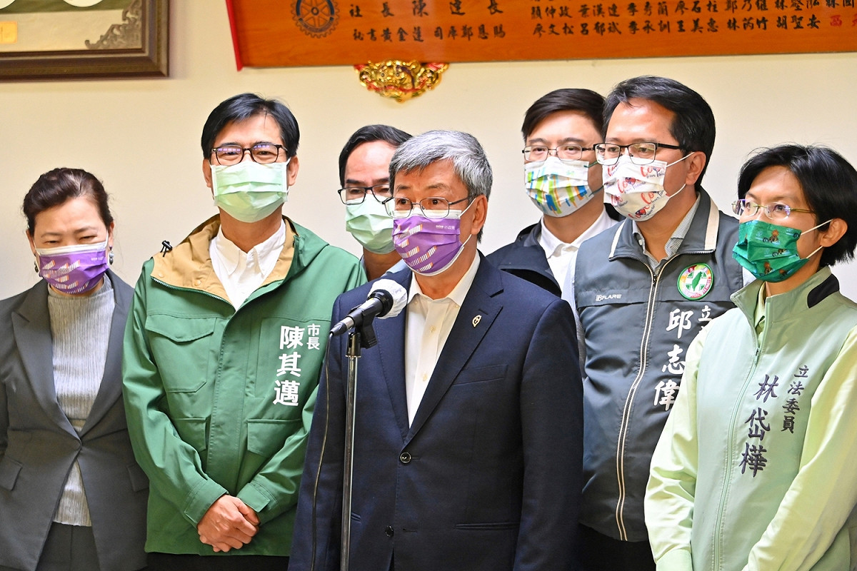 行政院長陳建仁今（3）早參訪高雄岡山朝友工業公司，並與螺絲產業人士座談，會前受訪。 圖：行政院提供