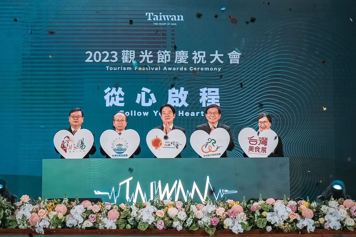 對於中國國台辦喊話希望開放16個兩岸直航航點，王國材(右二)表示需考量市場機制和疫情的問題。 圖：交通部觀光局／提供