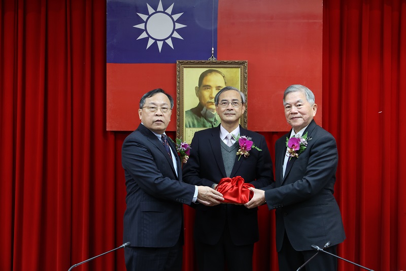 台灣金控今天上午舉行交接儀式，前行政院副院長沈榮津（右）接任台灣金控董事長、呂桔誠（左）專任台灣銀行董事長。 圖：取自台灣金控官網