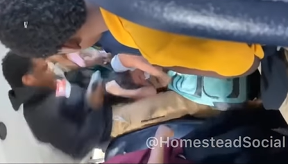 美國一名女童被圍毆，現場無人阻止。 圖：翻攝自@HomesteadSocia推特