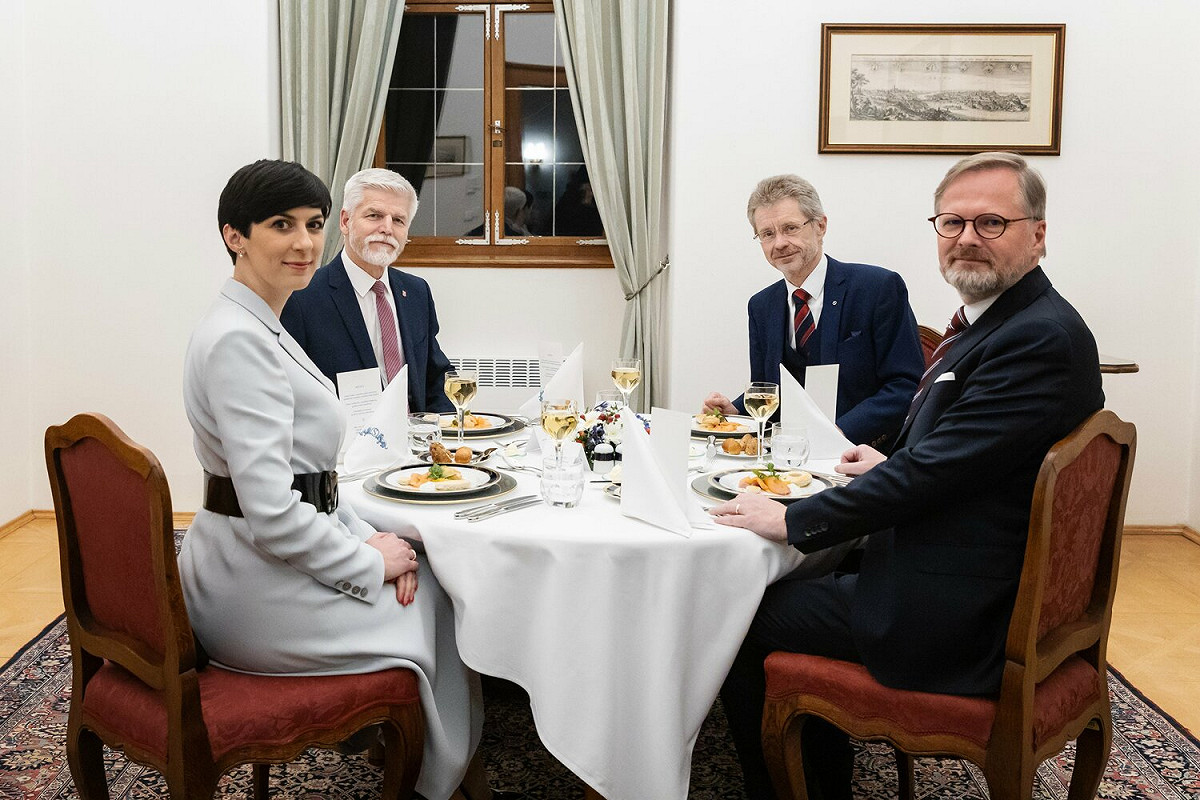 捷克總統當選人帕維爾（Petr Pavel）與總理費亞拉（Petr Fiala）、參議院議長韋德齊（Miloš Vystrčil）、眾議院議長艾達莫娃（Markéta Adamová），四人齊聚一桌，共享晚餐。 圖：取自Petr Pavel Twitter