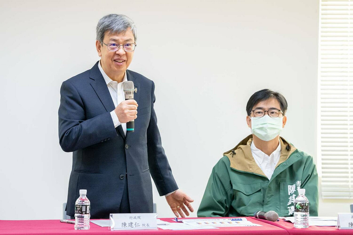 陳其邁(右)陪同陳建仁出席螺絲螺帽產業座談會。 圖：高雄市政府/提供