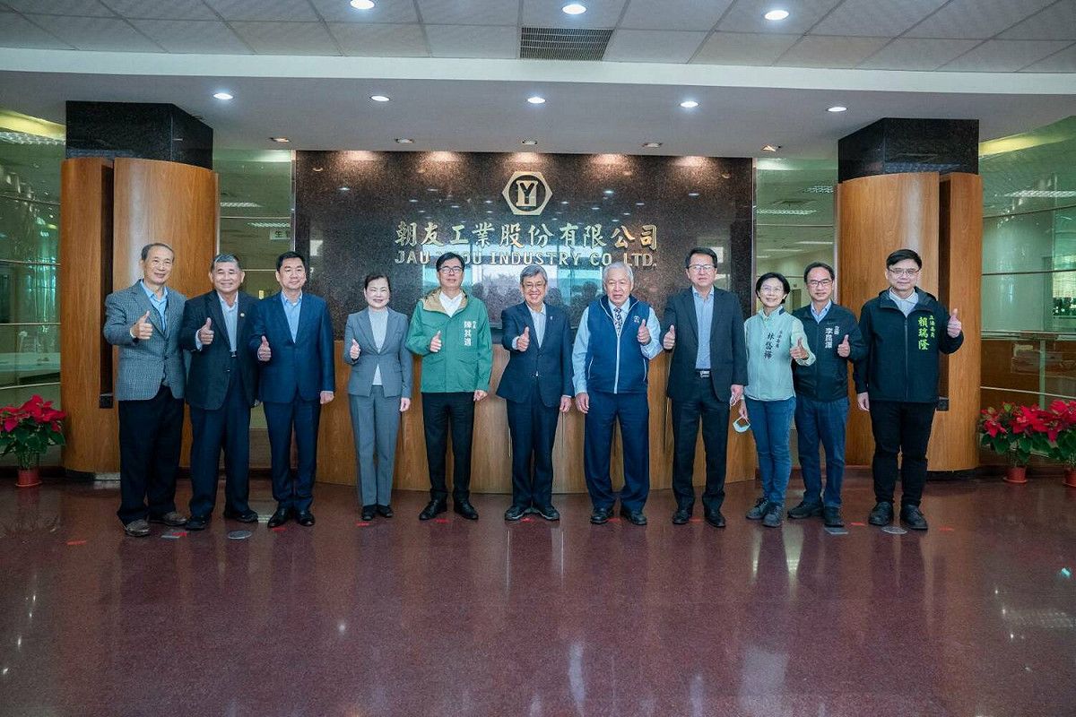 陳建仁(中)參訪岡山區朝友工業公司。 圖：高雄市政府/提供