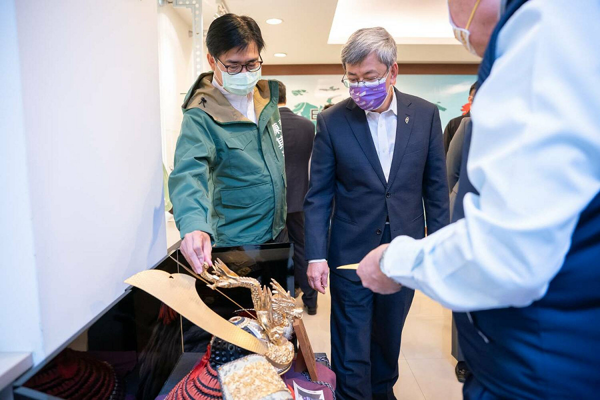 陳其邁(左)陪陳建仁參觀展示品。 圖：高雄市政府/提供
