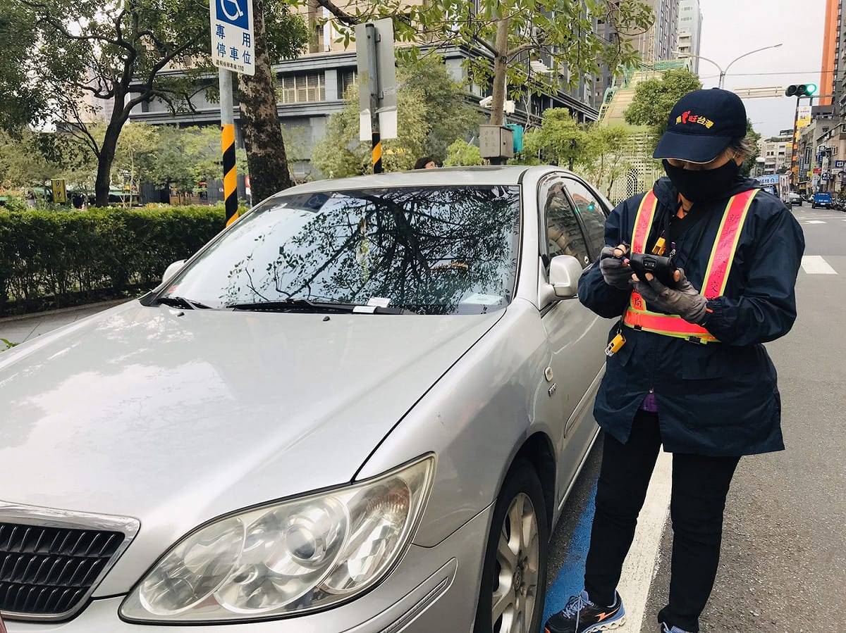 路邊停車格比照平日照常收費。 圖：新北市交通局提供