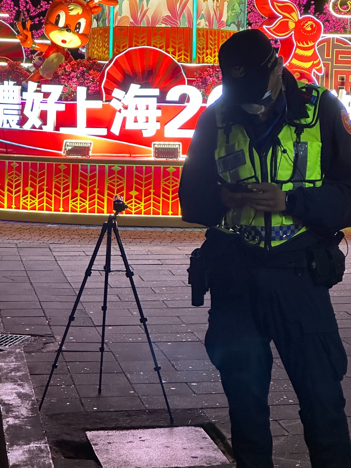 員警站在上海花燈區旁，並架設蒐證攝影機。 圖：林延鳳辦公室 / 提供
