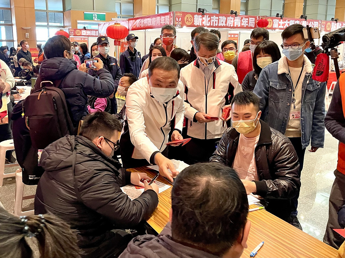 為了感謝廠商、鼓勵求職者，新北市長侯友宜也特別到場發送福袋，引起現場一陣歡呼。 圖：新北市就服處提供
