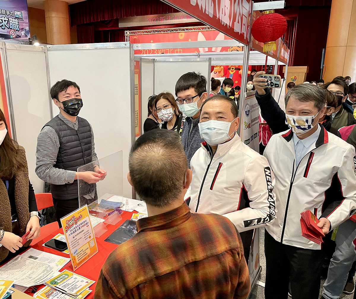 侯友宜熱情給予大家祝福，「在今年經濟的轉換過程當中，每一個人都會找到心想事成的好工作。」 圖：新北市就服處提供