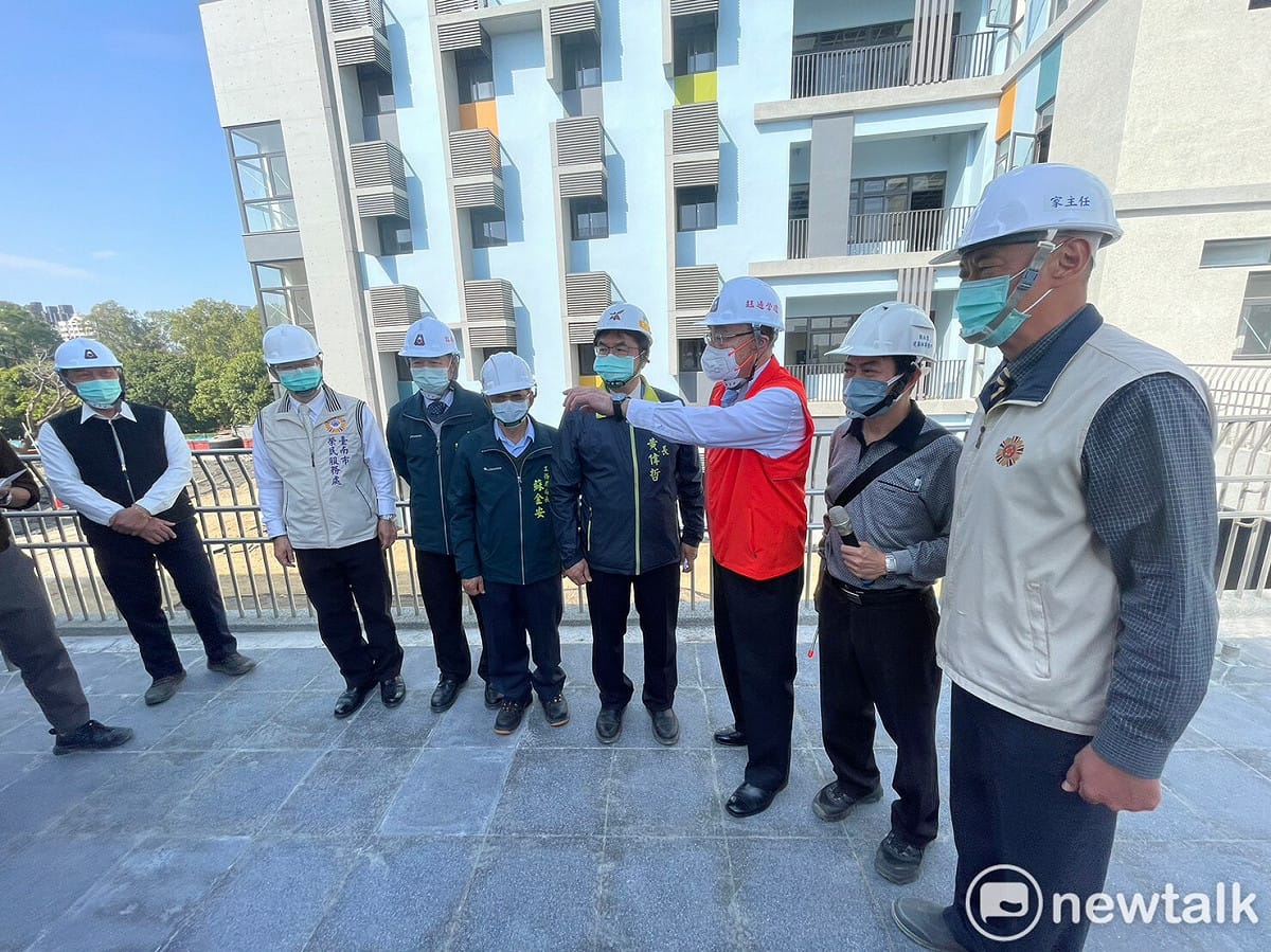 台南新建的榮譽國民之家建築工程進度已達百分之八十，退輔會主委馮世寬南下關心建案，並由台南市長黃偉哲陪同前往視察，馮主委表示近期營建市場出現缺工情形，而榮家工程的進度卻能超前不受影響，對此肯定市府團隊的用心付出，並盼望工程能於113年順利完工，盡快提供榮民一個舒適的生活空間。 圖：黃博郎／攝
