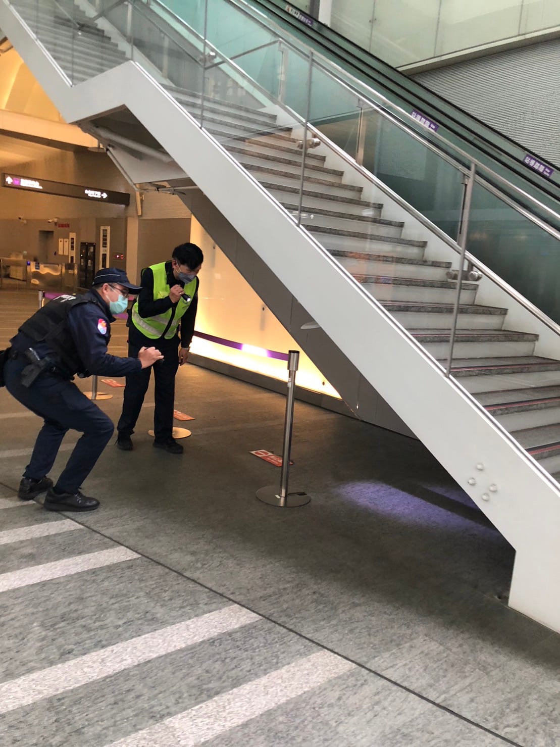 在傳出炸彈威脅後，桃捷全線車站人員配合桃園捷運警察隊加強警戒。 圖：林昀真/翻攝