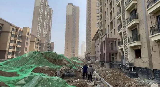 中國房地產崩盤，許多地方都出現爛尾樓，民眾購房意願降低。 圖 : 翻攝自企鵝號