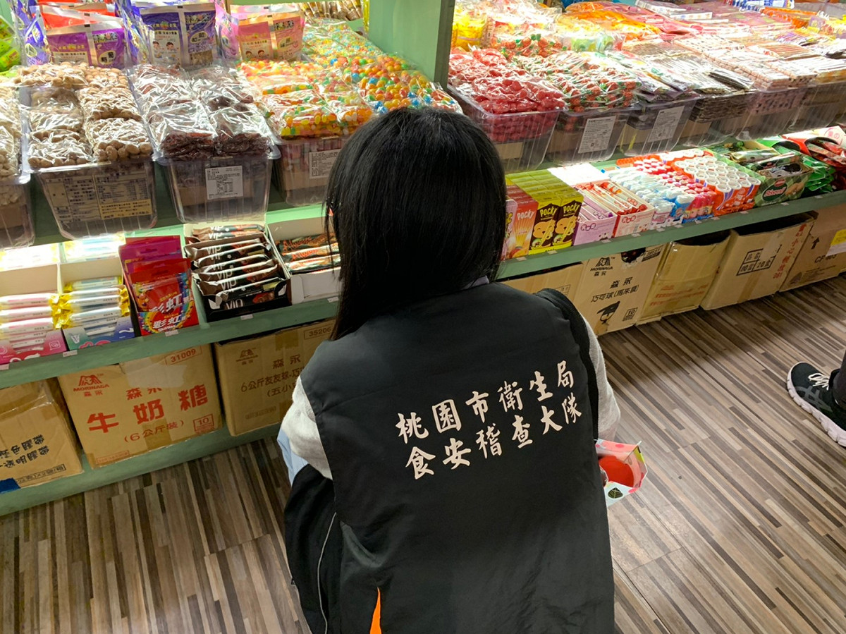 桃園市衛生局基層職員工作繁重，如今還要面對新長官要求上Google給5星評論，更被訓練接電話須第一時間辨識出主管來電，工作量加重。 圖：翻攝自桃園市衛生局臉書