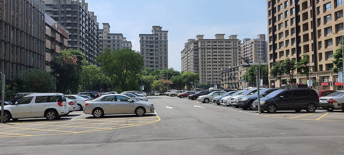 基地周邊以大型住宅社區為主，未來配合此案開發，可提供不同年齡層之在地居民，所需商業、育樂、及公共服務機能。 圖：新北市經發局提供