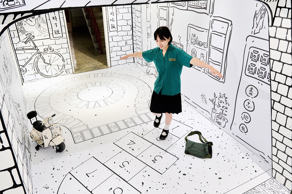 展場復刻2D眷村元素與一村特有的跳格子廣場、砲陣地場景。 圖：新北市文化局提供