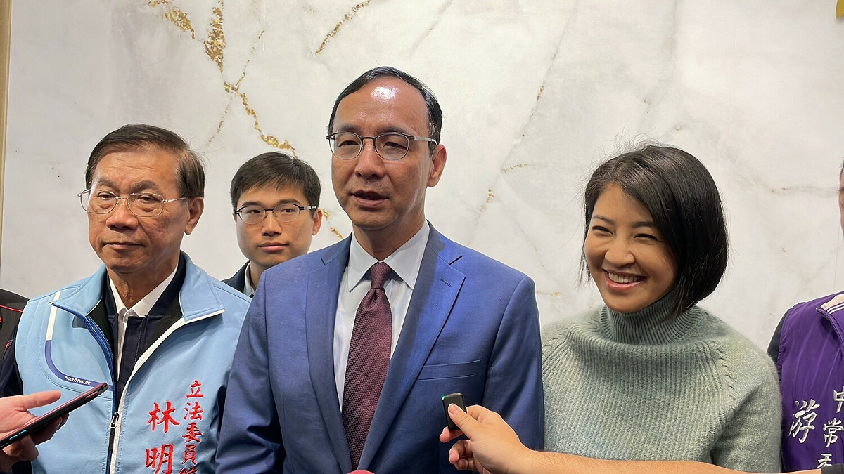 國民黨主席朱立倫赴南投，與南投縣長許淑華（右）力挺立委補選參選人林明溱（左）。 圖：國民黨文傳會/提供