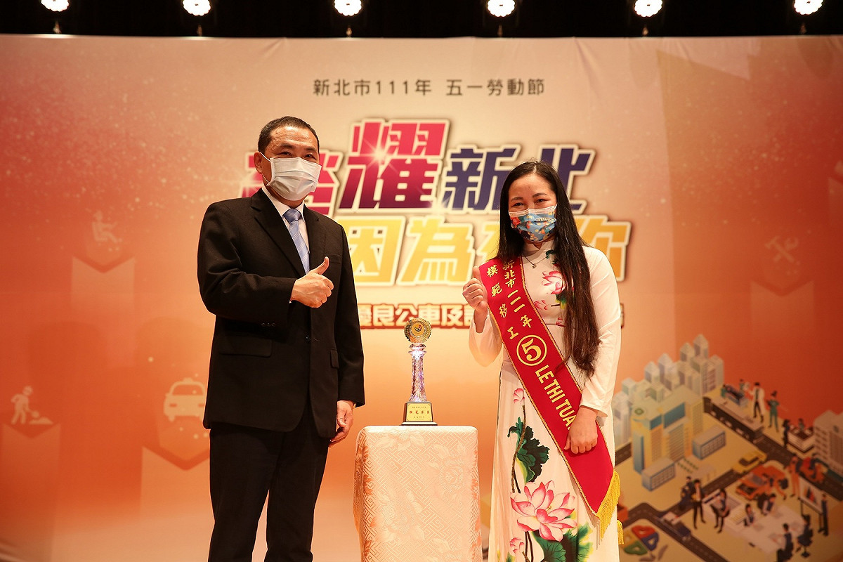 模範移工將由侯友宜公開表揚，並獲獎金6000元及獎座1座。 圖：新北市勞工局提供