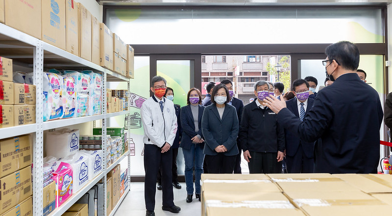 總統蔡英文由行政院長陳建仁及副院長鄭文燦陪同，視察桃園市政府社會局安家實物銀行。 圖：總統府／提供