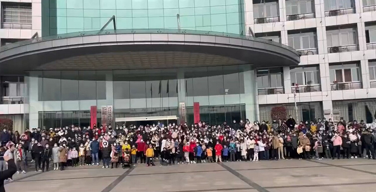 湖北省武漢市江夏區藏龍島有數百民眾週五( 3 日)聚集在當地區政府門口，抗議當局在人口密集的居住區建造 2.5 平方公尺的大型垃圾處理場 圖:翻攝自推特/李老师不是你老师 (@whyyoutouzhele)