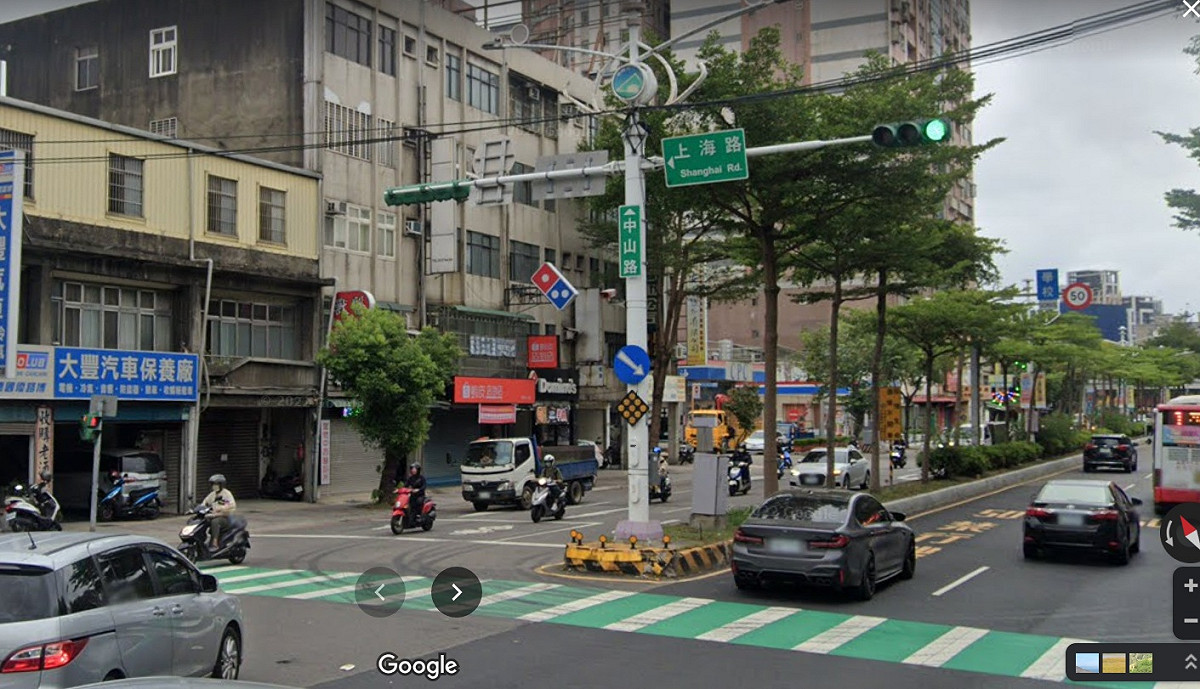 桃園市桃園區中山路、上海路路口，4日下午傳出自來水管線爆管，市府統計約有7890戶受到影響停水，預計晚間9時可以完成搶修工程。 圖：翻攝Google Map街景