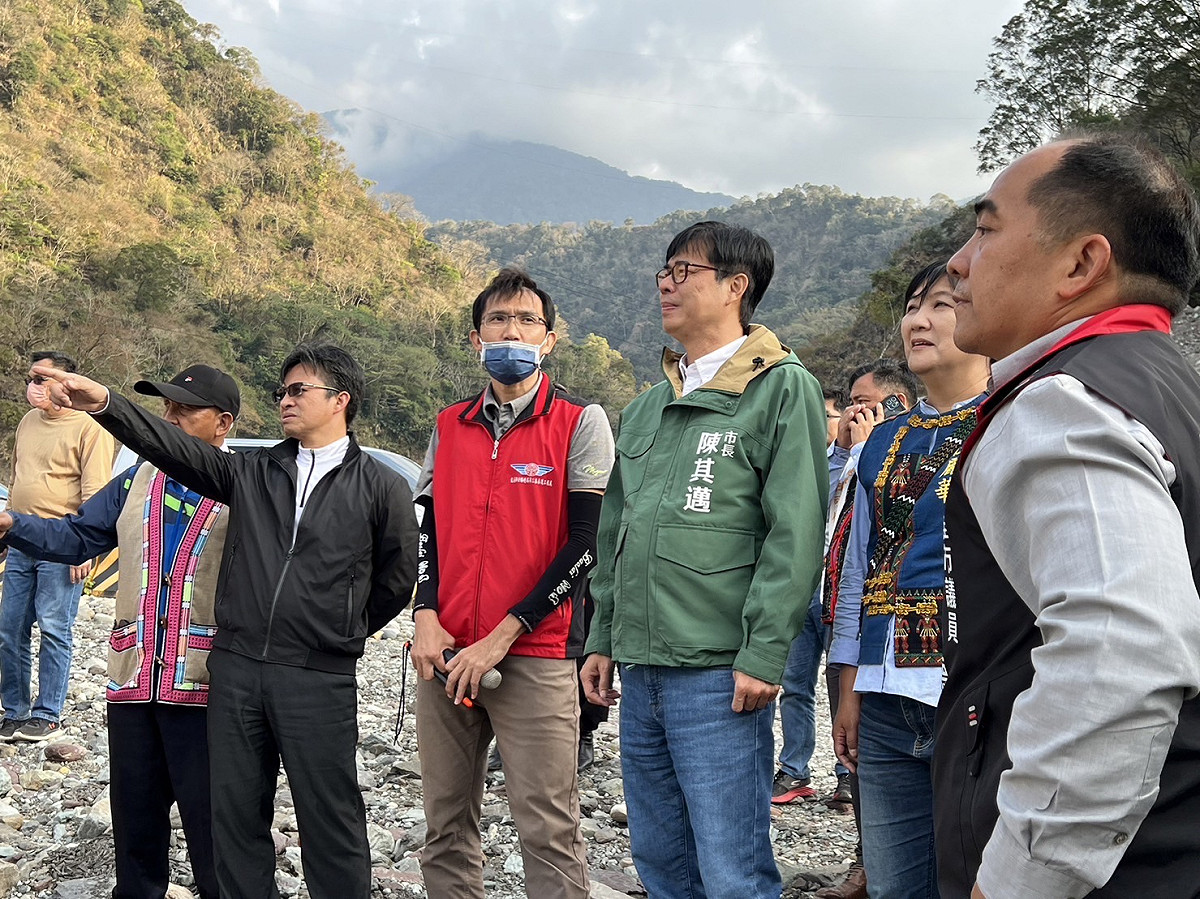 陳其邁走下河床視察桃源基礎工程。 圖：高雄市原民會/提供
