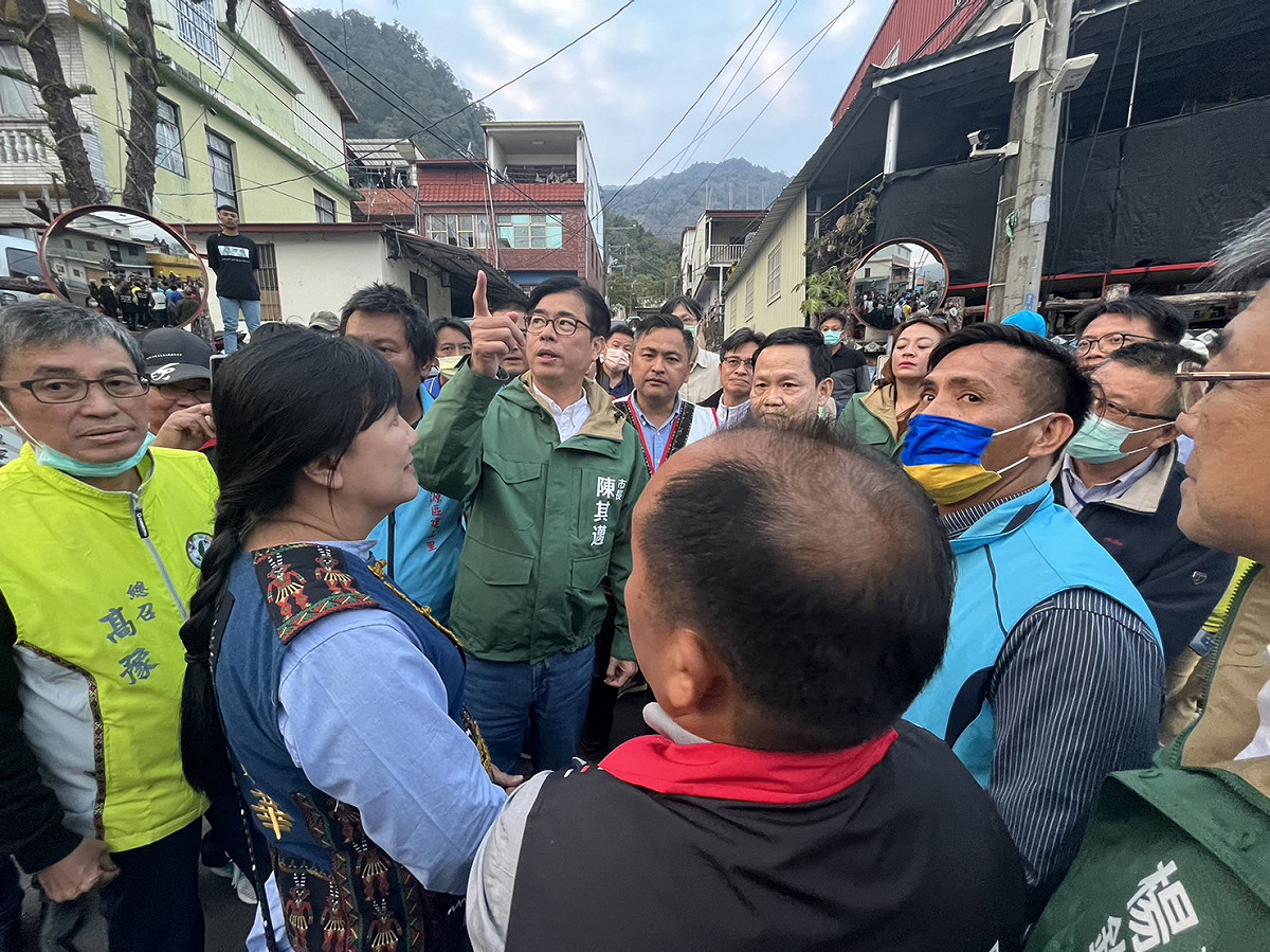 陳其邁視察桃源，受到族人.簇擁歡迎。 圖：高雄市原民會/提供