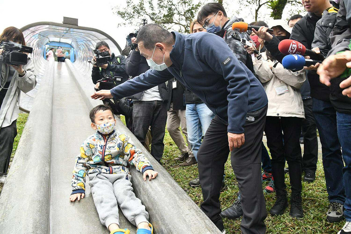 康誥坑公園納入天空之城特色增設城堡意象共融遊戲組。 圖：新北市新聞局提供