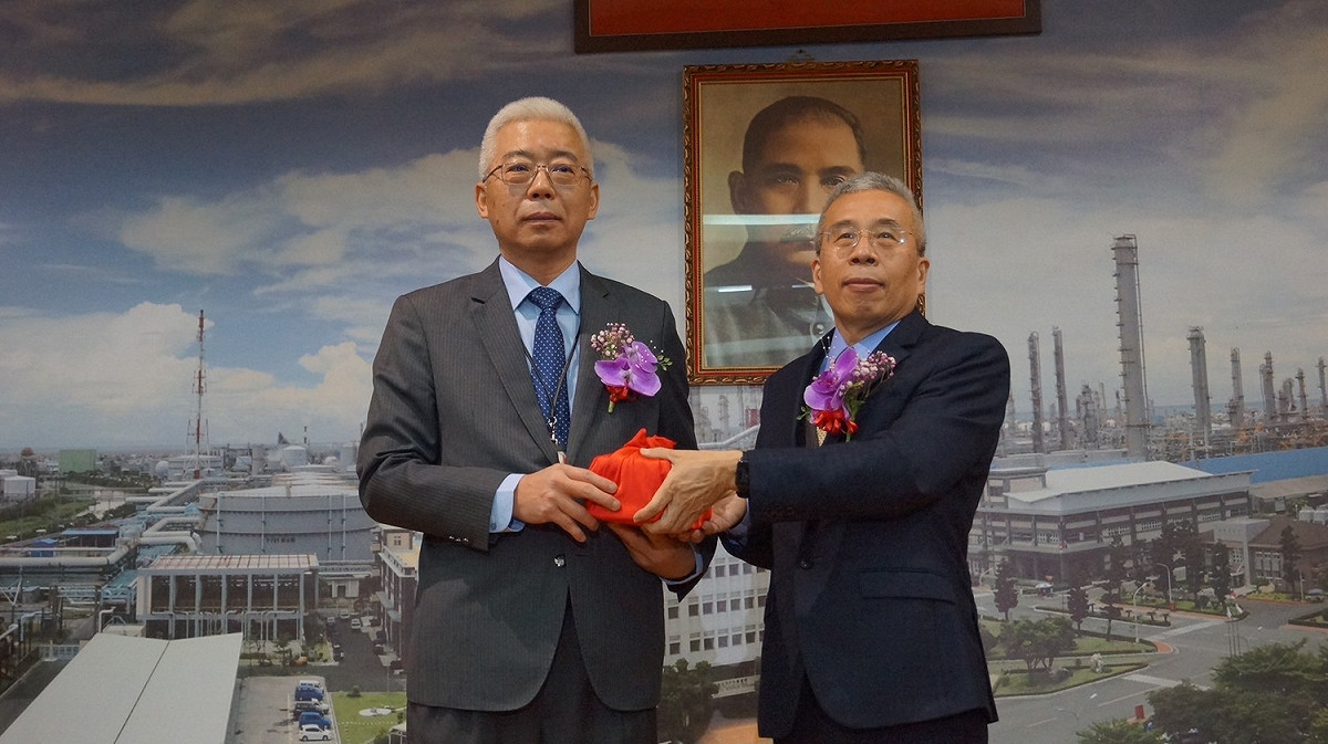 方振仁(左)為新任石化事業部執行長黃三泰監交用印。  圖：中油公關組/提供