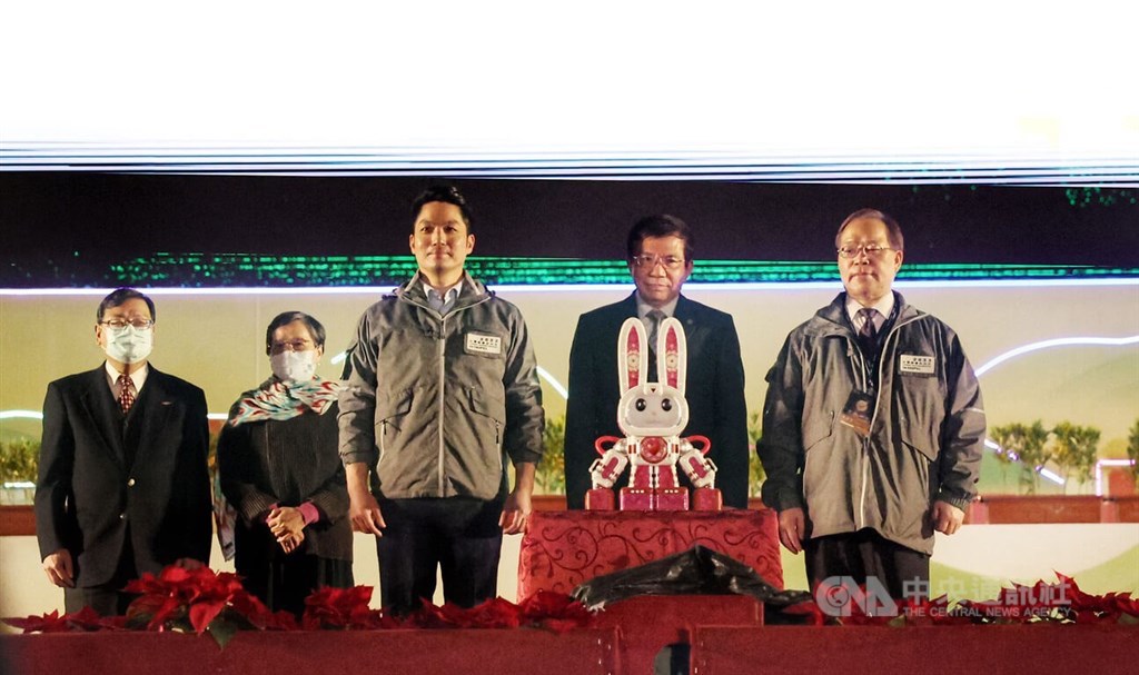 2023台灣燈會5日正式開幕，主燈贈燈儀式4日晚間在台北國父紀念館舉行，交通部長王國材（前右2）、台北市長蔣萬安（前左）及中華電信董事長謝繼茂（右）出席，共同完成點燈儀式。 圖：中央社提供