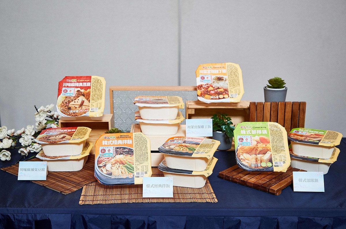 東森購物推出「共善商品」為「東森農場-蔬食餐盒」，包含川菜宮保雞丁飯、韓式經典拌飯、韓式部隊鍋、麻辣臭豆腐共四種口味，皆為素食商品。 圖：東森購物提供