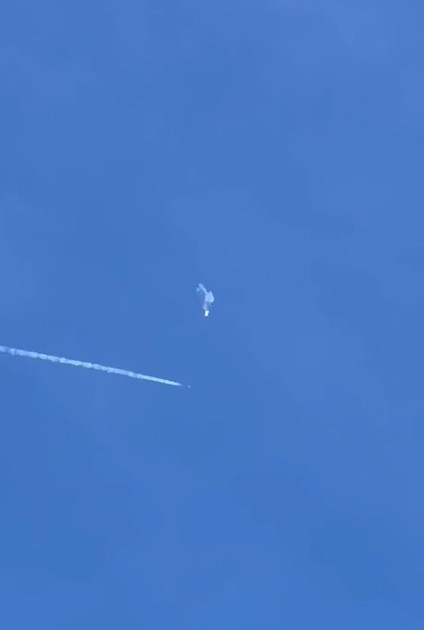 美國空軍出動一架 F-22 戰鬥機將中國間諜氣球擊落。 圖：翻攝推特(資料照)