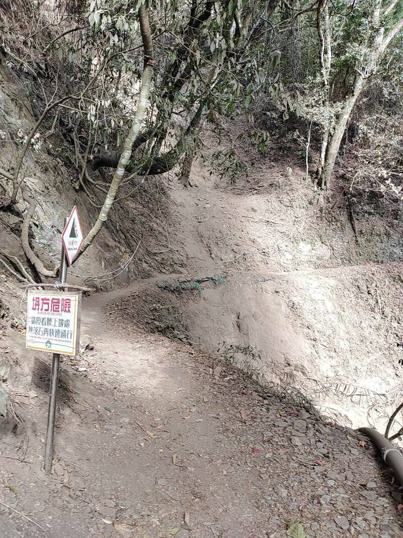 玉山幾乎無降雨，乾旱造成土石鬆動，新增多處落石崩坍。 圖：玉山國家公園管理處／提供