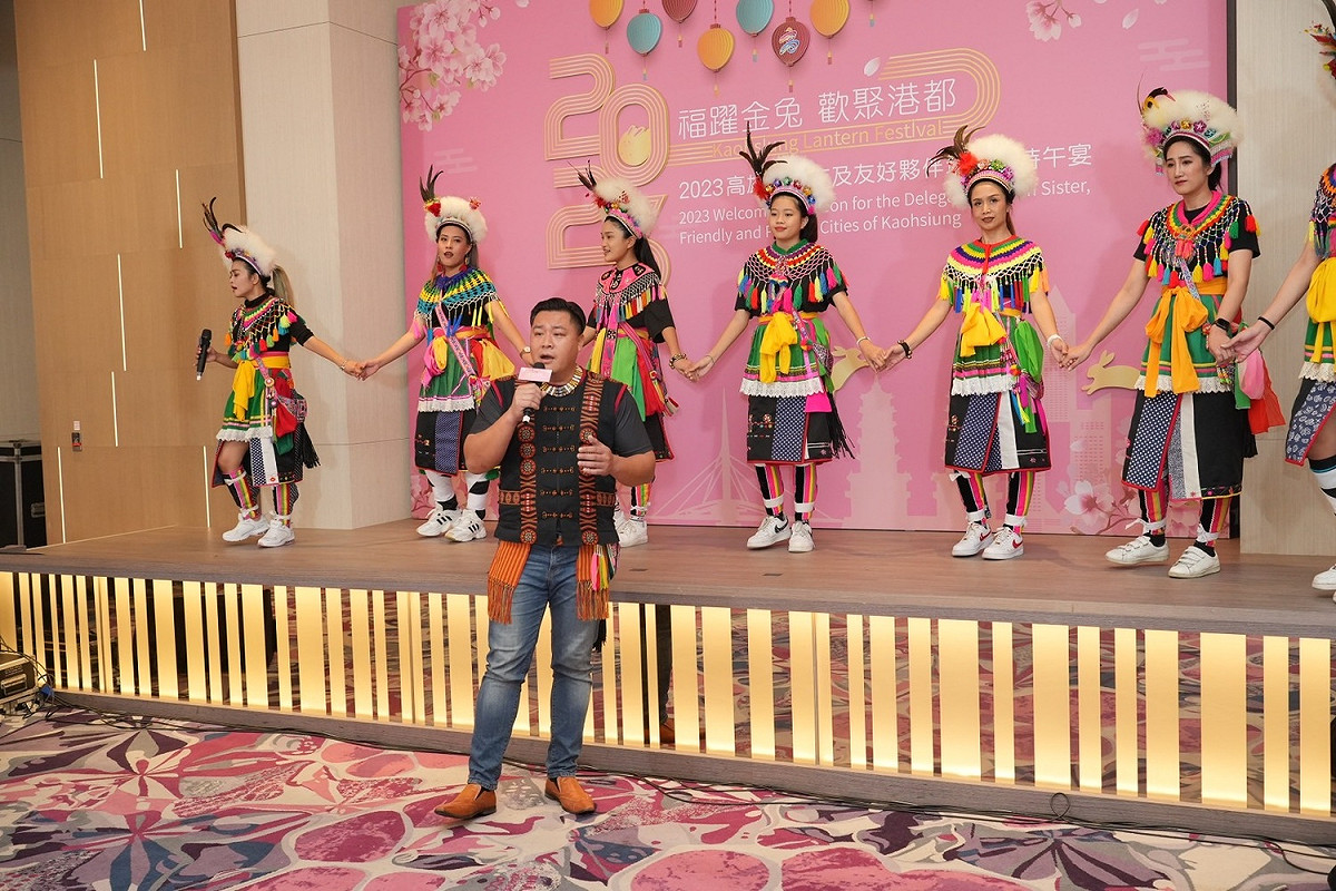 原住民表演古謠歌曲跟舞蹈。 圖：高雄市行政暨國際處/提供